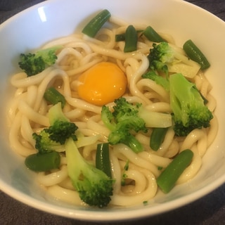 いんげんとブロッコリーの釜玉うどん